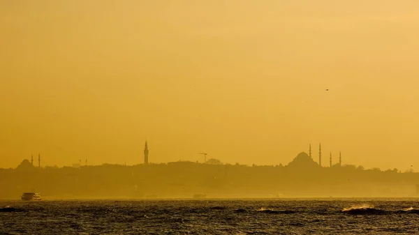 在日落时在博斯普鲁斯海峡伊斯坦布尔美丽剪影 — 图库照片