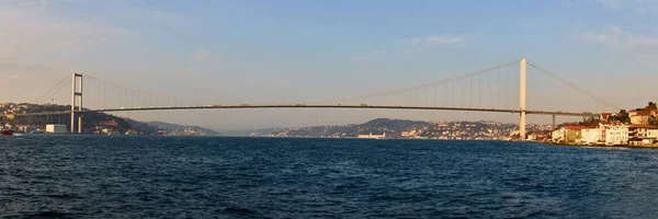 The Bosphorus Bridge connecting Europe and Asia. — Stock Photo, Image