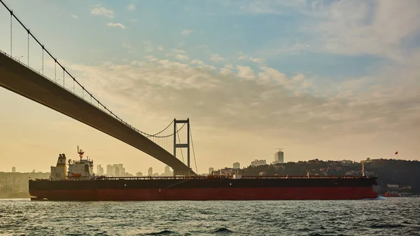 Türkiye, Istanbul, Boğaz'ın kanal, Boğaziçi Köprüsü, köprü altında bir kargo gemisi. — Stok fotoğraf