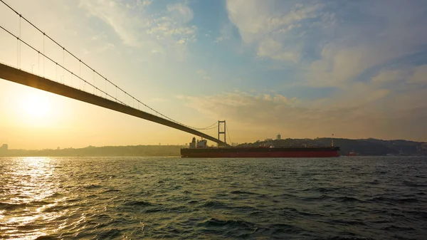 Türkiye, Istanbul, Boğaz'ın kanal, Boğaziçi Köprüsü, köprü altında bir kargo gemisi. — Stok fotoğraf