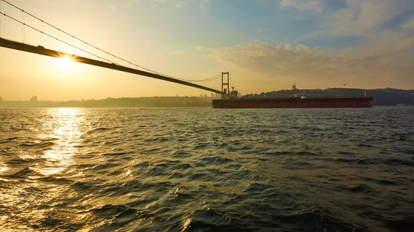 Turecko, Istanbul, Bospor kanál, Bospor most, nákladní loď pod mostem. — Stock fotografie