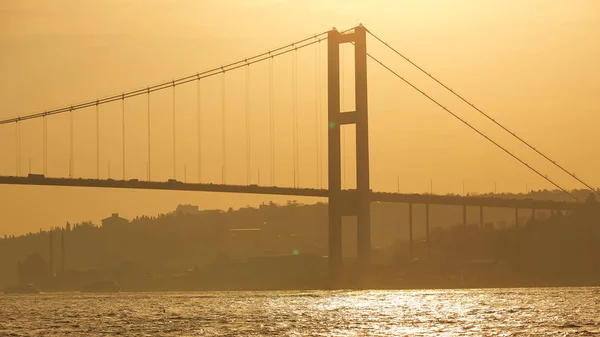 Avrupa ve Asya bağlarken Boğaziçi Köprüsü. — Stok fotoğraf