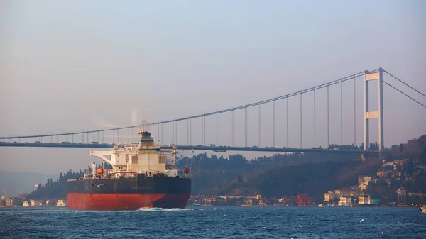 Nákladní loď v Bosporu, Istanbul, Turecko. — Stock fotografie