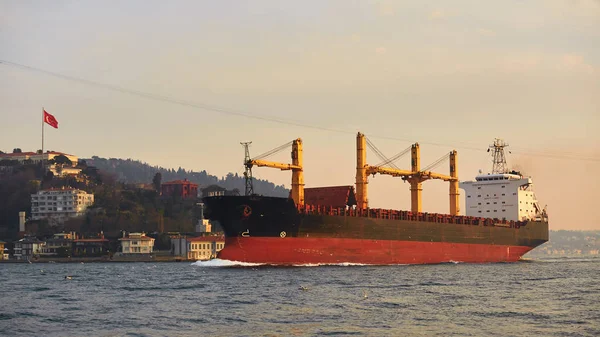 İstanbul, İstanbul 'da İstanbul' da bir kargo gemisi. — Stok fotoğraf