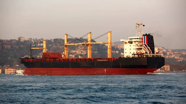 A cargo ship in the Bosphorus, Istanbul, Turkey. — Stock Photo, Image