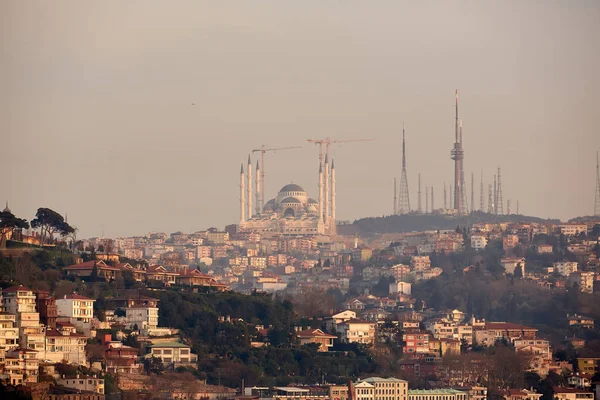 Istanbul Camlica Mosque or Camlica Tepesi Camii under construction. Camlica Mosque is the largest mosque in Asia Minor. Istanbul, Turkey. — Stock Photo, Image