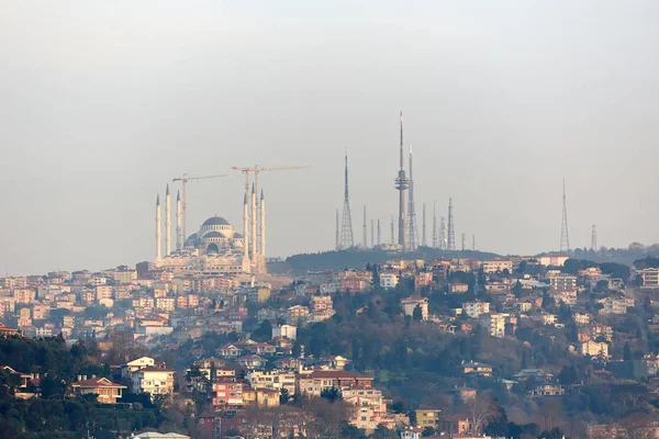 Istanbul Çamlıca Camii veya Çamlıca Tepesi Camii yapım aşamasında. Çamlıca,'Küçük Asya en büyük Camisi Camiidir. Istanbul, Türkiye. — Stok fotoğraf