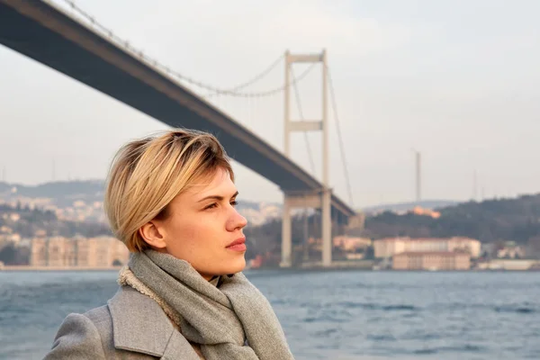 Retrato de uma jovem mulher sob a ponte do Bósforo . — Fotografia de Stock