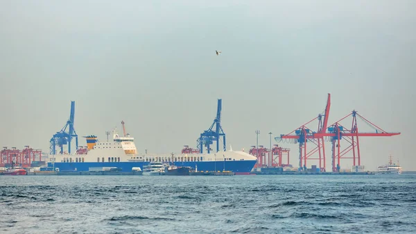 Industriehafen mit Containern — Stockfoto