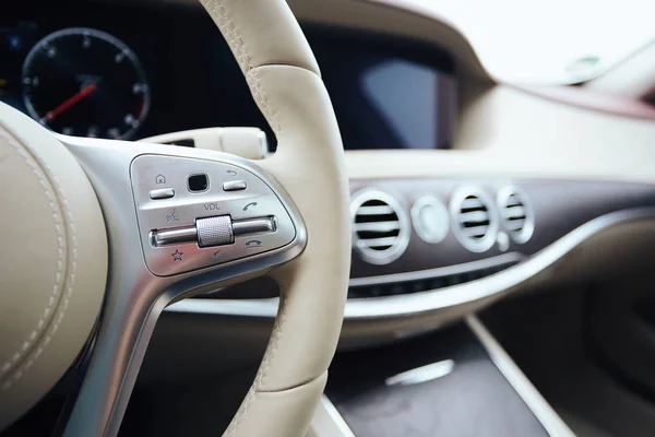 Control buttons on steering wheel. Car interior. — Stock Photo, Image