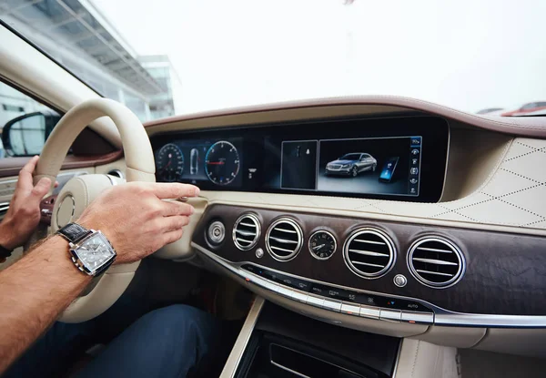 Man sitting and driving in the car. — Stock Photo, Image