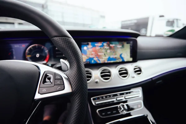 Bedieningsknoppen op het stuurwiel. Auto-interieur. — Stockfoto