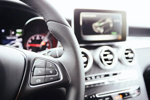 Botões de comando no volante. Interior do carro . — Fotografia de Stock