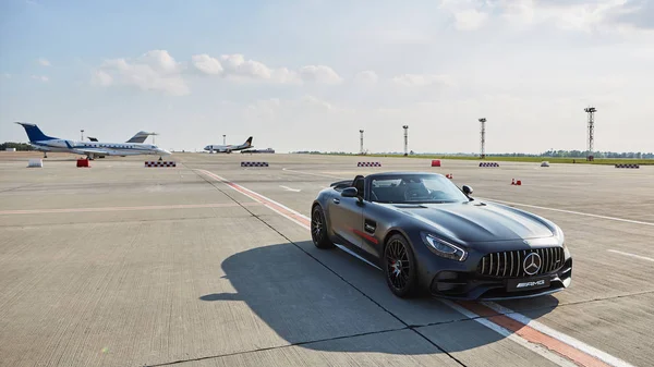 Kyiv, Ukraine - September 2, 2017: Mercedes-Benz Star Experience 2017 on the airport Boryspil at the express test of the fastest Mercedes AMG for journalists, bloggers and clients from Kyiv — Stock Photo, Image