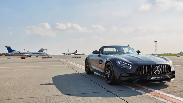 Kyiv, Ukraine - September 2, 2017: Mercedes-Benz Star Experience 2017 on the airport Boryspil at the express test of the fastest Mercedes AMG for journalists, bloggers and clients from Kyiv — Stock Photo, Image