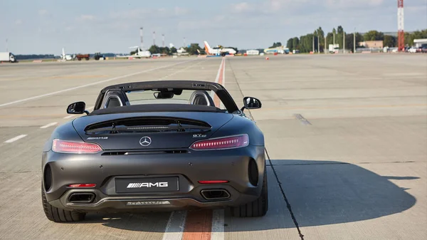 Kiev, Ucrania - 2 de septiembre de 2017: Mercedes-Benz Star Experience 2017 en el aeropuerto Boryspil en la prueba expresa del Mercedes AMG más rápido para periodistas, blogueros y clientes de Kiev — Foto de Stock