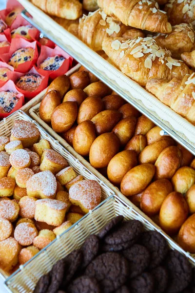 Vielzahl von Backwaren, Bäckerei, Foto-Symbol für Grundnahrungsmittel, Frische und Vielfalt der Waren — Stockfoto