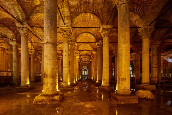 The Basilica Cistern - underground water reservoir build by Emperor Justinianus in 6th century, Istanbul, Turkey — Stock Photo, Image
