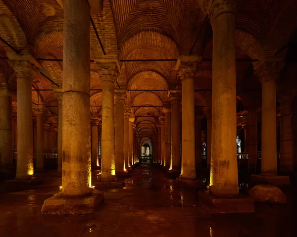 A Bazilika ciszterna - földalatti víztározó által épített császár Justinianus a 6. században, Isztambul, Törökország — Stock Fotó