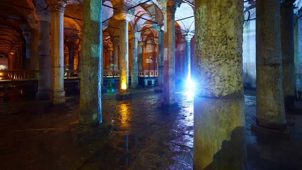 La citerne de la basilique - réservoir d'eau souterraine construit par l'empereur Justinianus au VIe siècle, Istanbul, Turquie — Photo