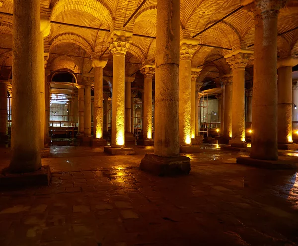 A Bazilika ciszterna - földalatti víztározó által épített császár Justinianus a 6. században, Isztambul, Törökország — Stock Fotó