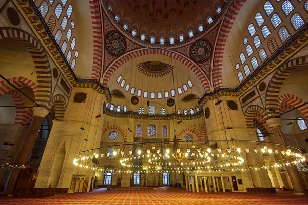 土耳其伊斯坦布尔苏莱曼尼亚清真寺的内部. — 图库照片