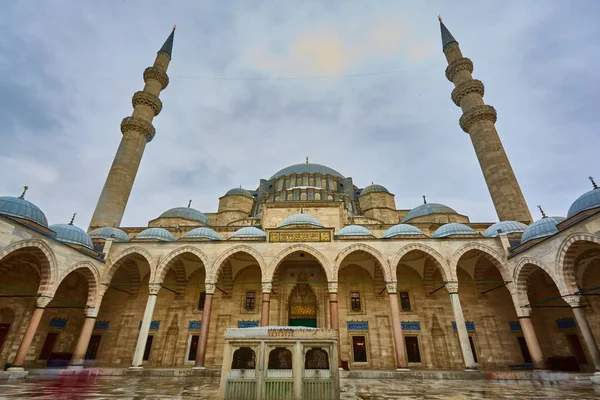 View of the majestic Suleiman Mosque patio, Istanbul, Turkey. — Stock Photo, Image