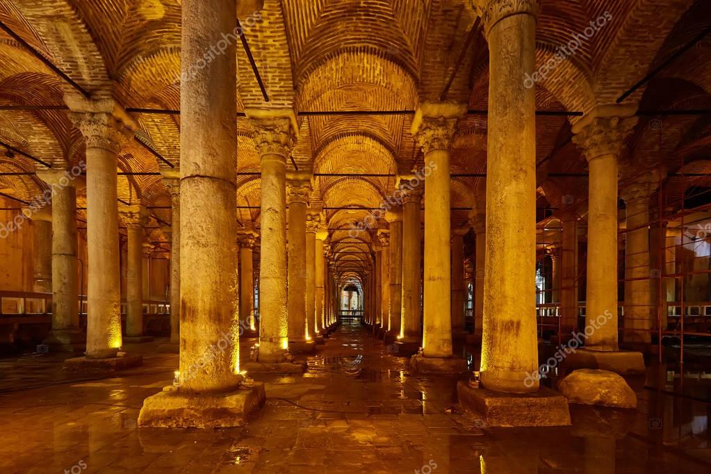 La Cisterna Basílica embalse subterráneo de agua construido por el emperador Justiniano en el
