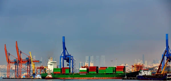 Containerfartyg import export och business logistic. Trade Port. Frakt, Last till hamnen. Vattentransport. International. Transport, logistik — Stockfoto