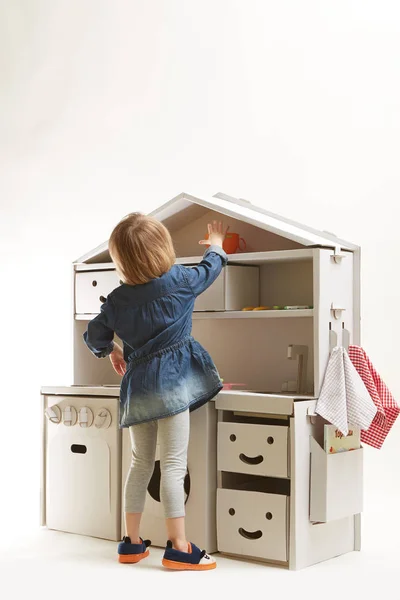 Toddler dziewczynka bawi się zabawkami kuchnia w domu — Zdjęcie stockowe