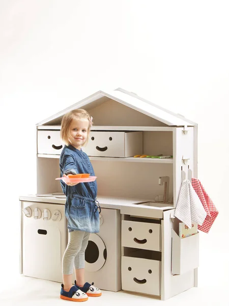 Toddler dziewczynka bawi się zabawkami kuchnia w domu — Zdjęcie stockowe