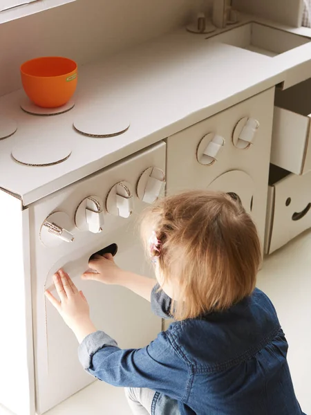 Toddler girl playing with toy kitchen at home — Stock Photo, Image