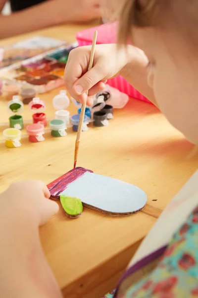 Petite fille mignonne peinture sur fond intérieur de la maison — Photo