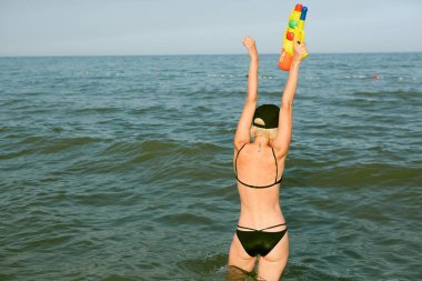 Bir kap su tabancası ile oynarken kelime Kraliçe ile mutlu bir genç kadın. Film etkisi