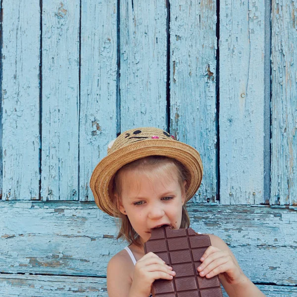 Girls eat chocolate — Stock Photo, Image