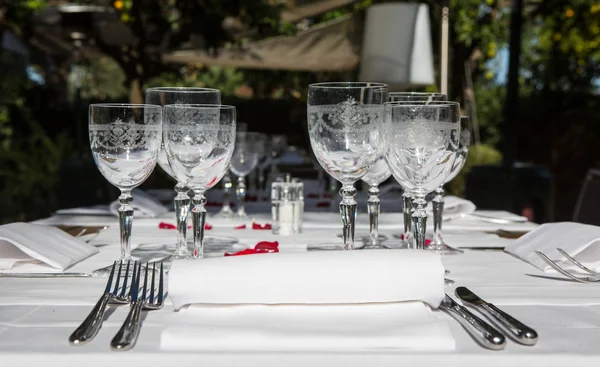 Detalle de cerca de la elegante mesa servida al aire libre. —  Fotos de Stock