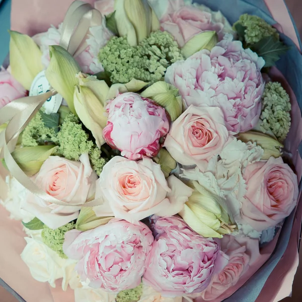 漂亮的现代结婚花束放在白桌上 — 图库照片