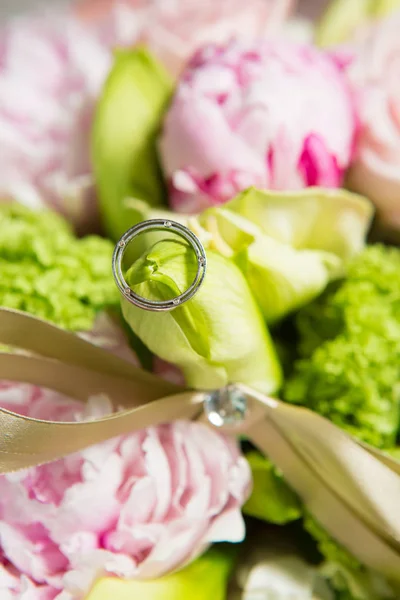 Обручальное кольцо и красивые цветы . — стоковое фото
