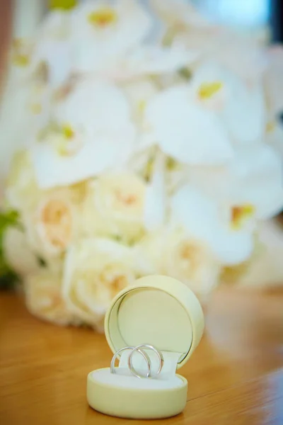 웨딩 꽃다발과 반지 — 스톡 사진
