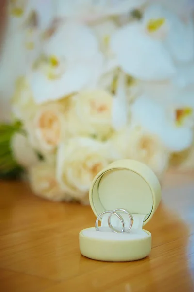 Svatební kytice a kroužky — Stock fotografie