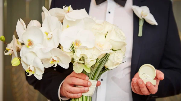 Sposo con anelli e bouquet — Foto Stock