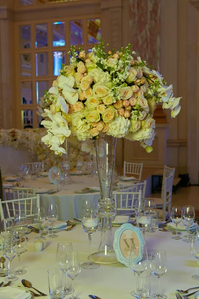 Fiori sul tavolo nel giorno del matrimonio — Foto Stock