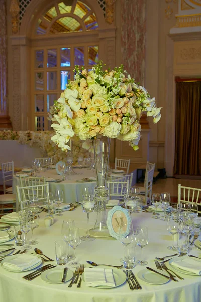 Flores en la mesa en el día de la boda —  Fotos de Stock