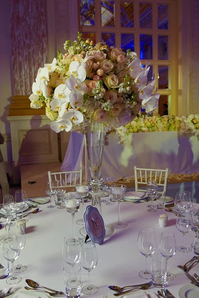 Bloemen op tafel in trouwdag — Stockfoto