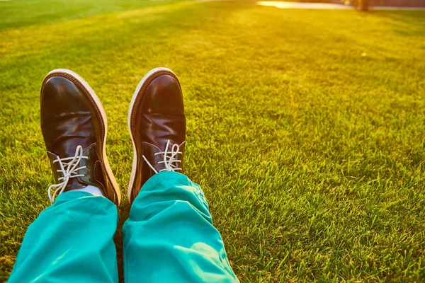 L'uomo si rilassa, godendo il paesaggio nella giornata di sole - punto di vista — Foto Stock