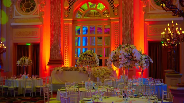 Flores na mesa no dia do casamento — Fotografia de Stock