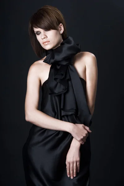 Fashionabla kvinna svart bakgrund — Stockfoto