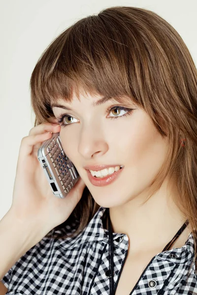 Cep telefonda konuşurken çekici genç kadın portresi. — Stok fotoğraf