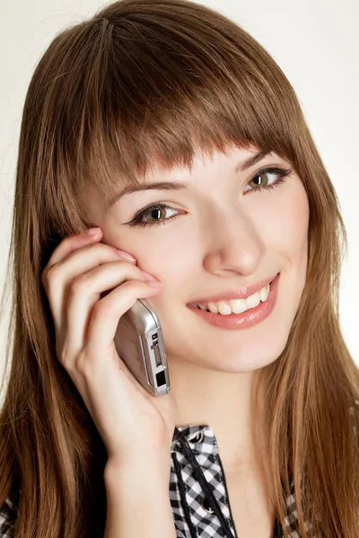 Beszél a mobiltelefon vonzó fiatal nő portréja. — Stock Fotó