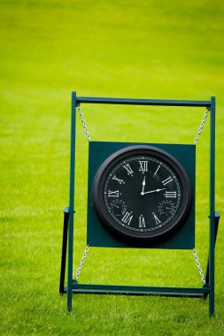 Yeşil bahar Vadisi üzerinde bac ile golf sahası üstünde açık saat